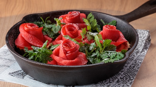 テイステラ名物の薔薇を模した美しいアップルローズスイーツ